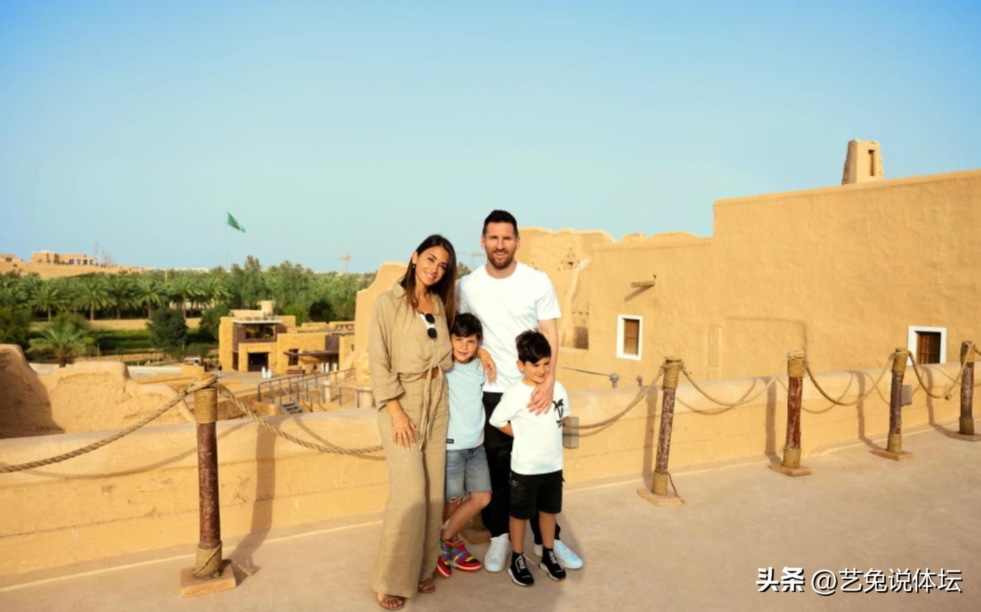 乔治娜c罗首次曝光,c罗和乔治娜球场上搂肩