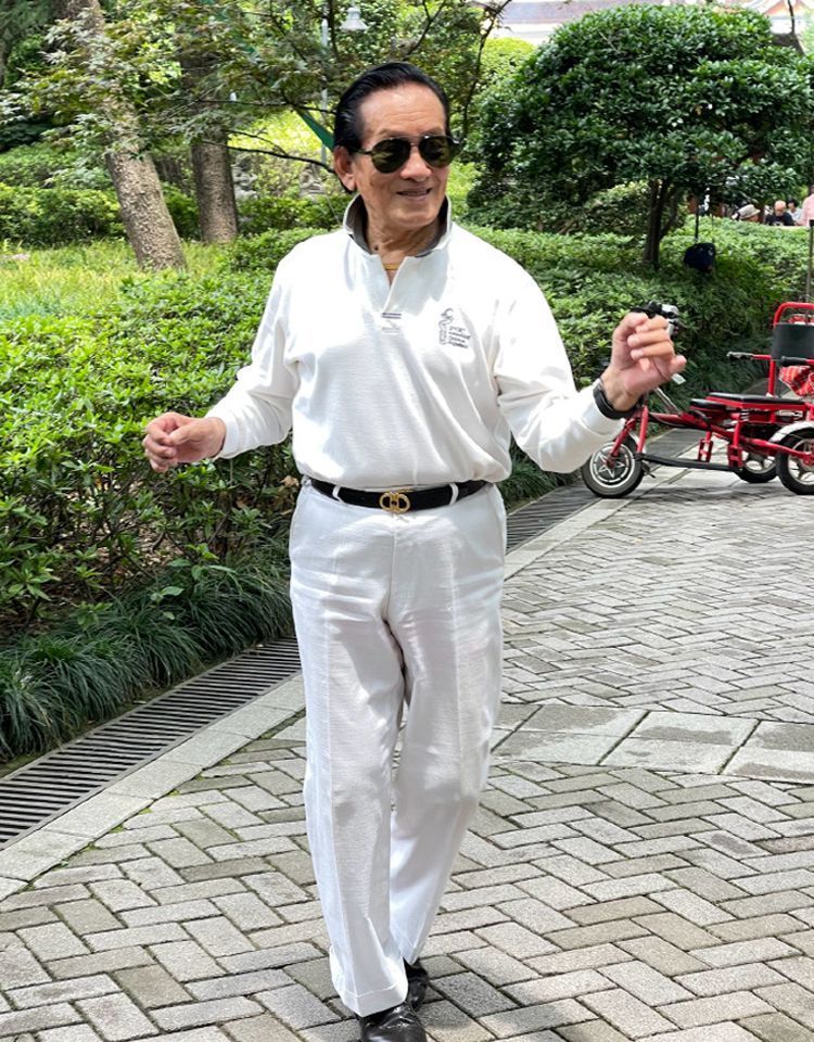 中年男子适合穿牛仔裤还是西裤,中年男人穿西裤系皮带好看吗