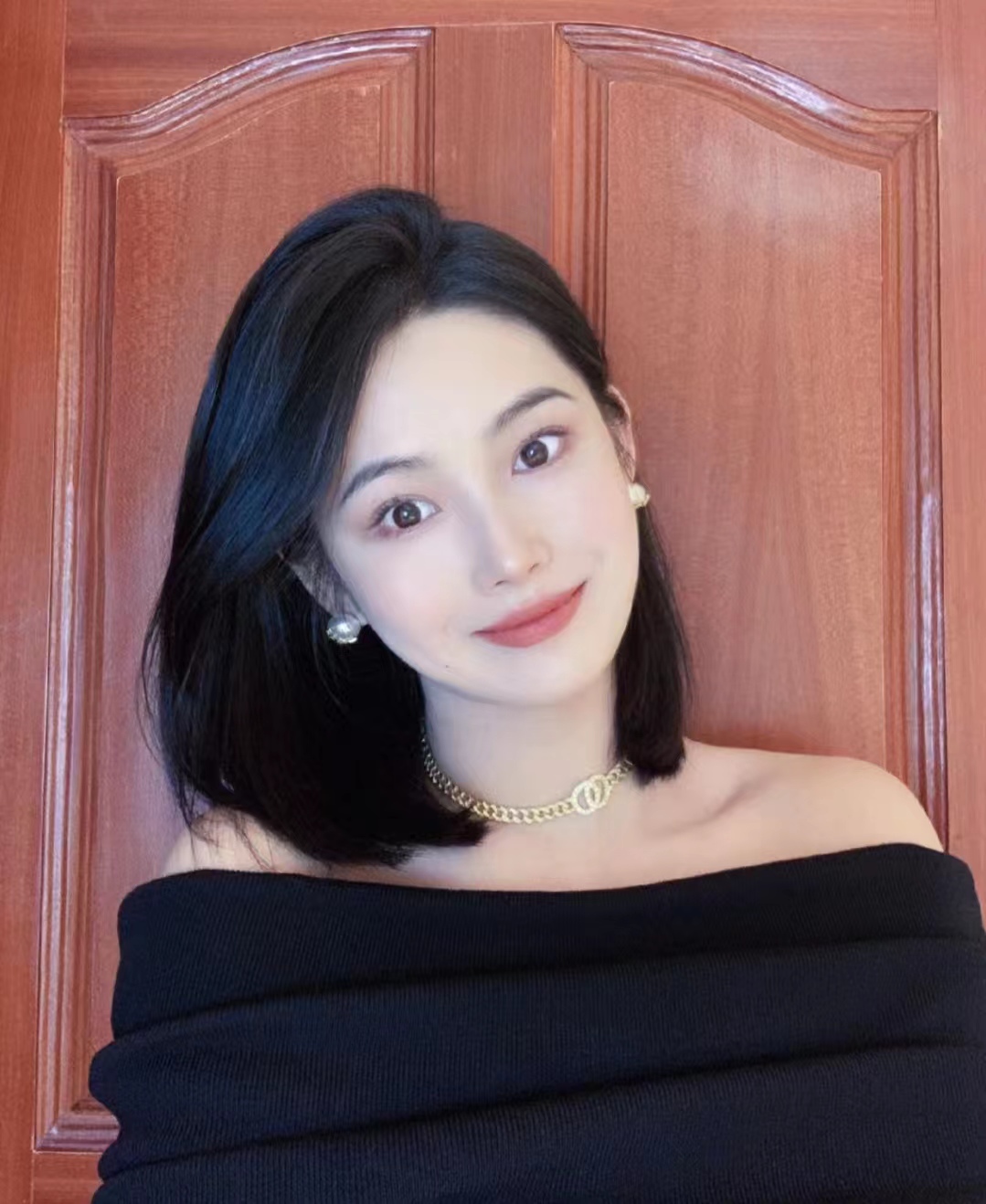 流行的短发型黑色减龄,挂耳短发2023爆款洋气