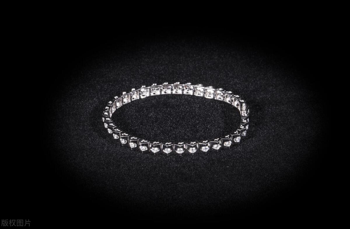 送手链给女生的含义是,送手链给女孩子代表什么