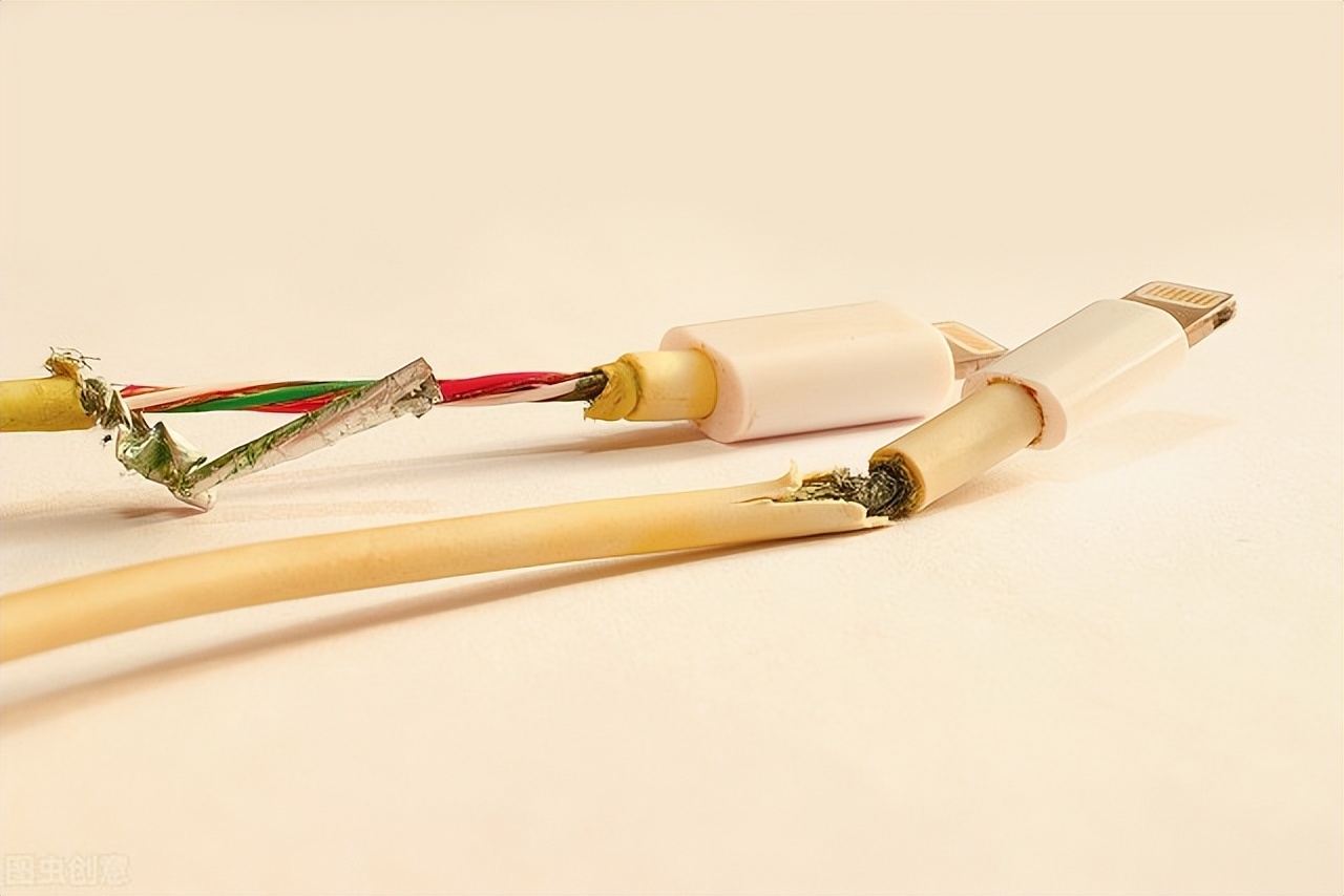 苹果手机充电有触电感觉,给手机充电有震动