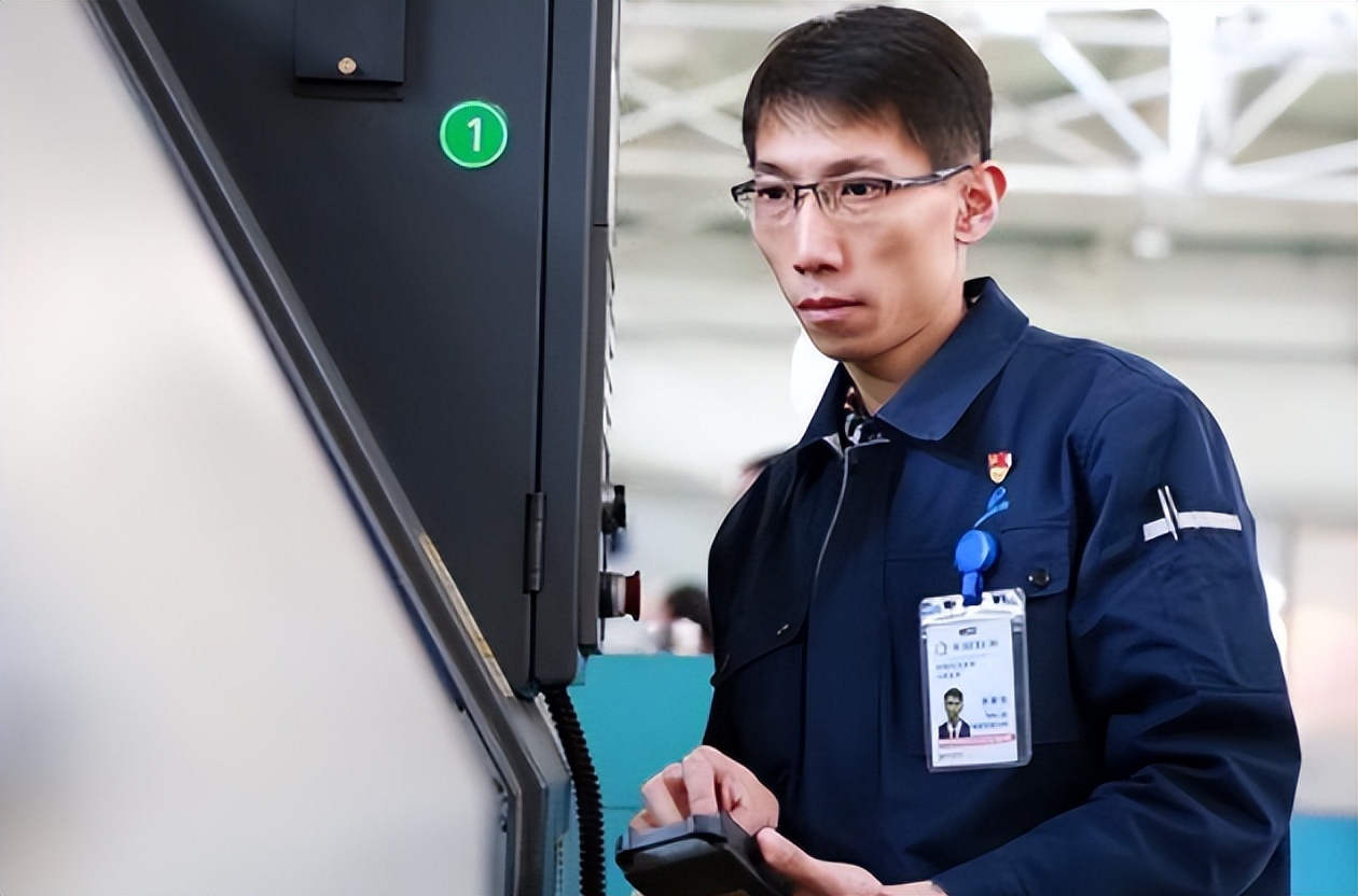 美国开出1000万天价年薪，只为挖走中国一名普通技校生！