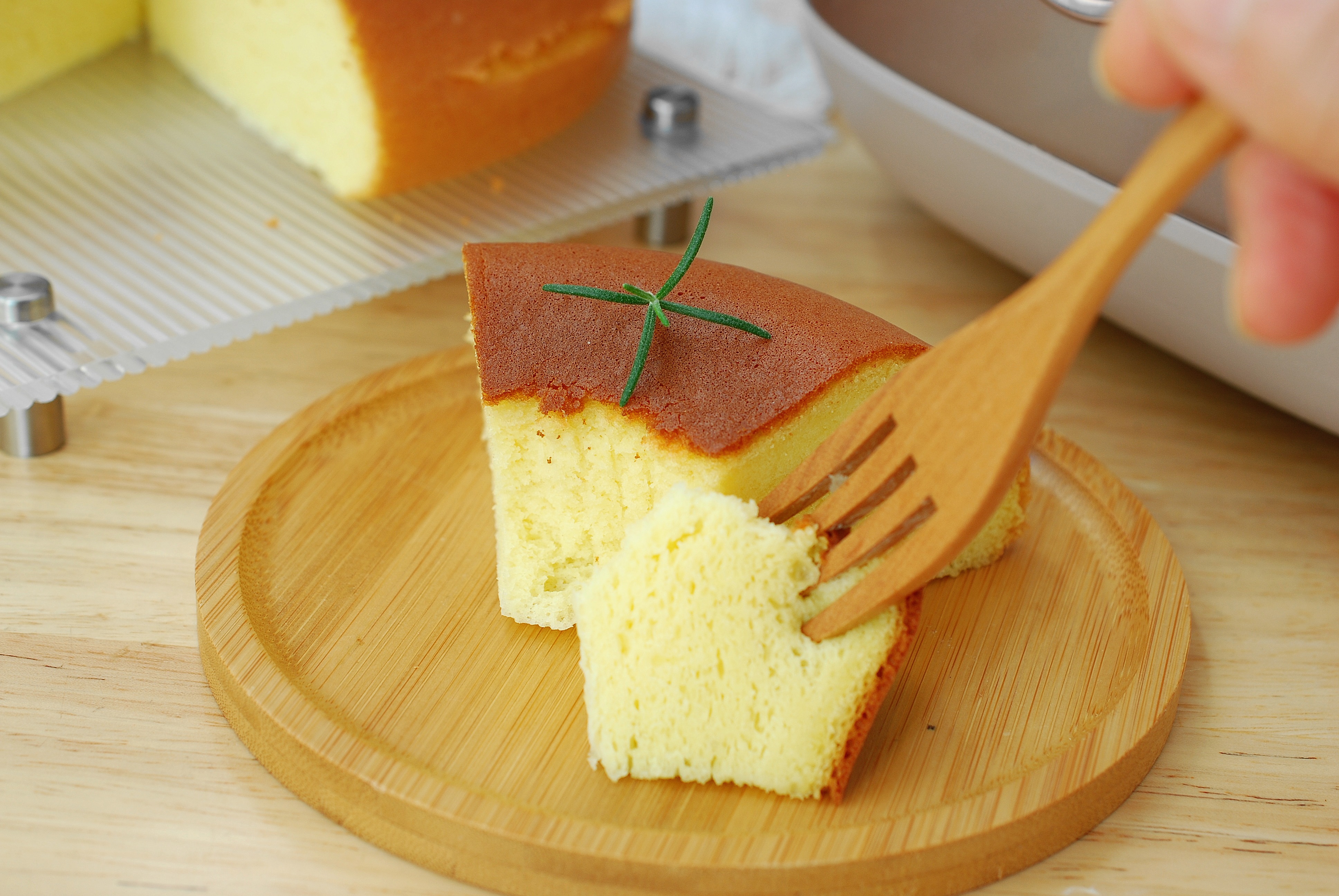 不用分蛋打发的纸杯蛋糕,不需要打发只用鸡蛋的电饭煲蛋糕