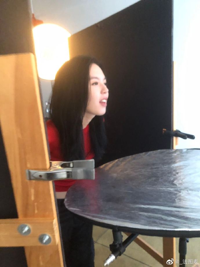 遗传李咏足球基因,法图麦穿“红衣”看球赛,哈文:差点成欧洲杯