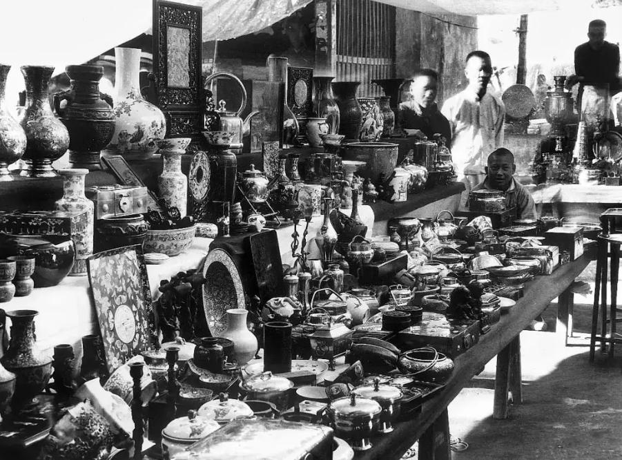 1950年，一摆摊大爷接到主席发的委任状，纳闷：主席怎么知道我