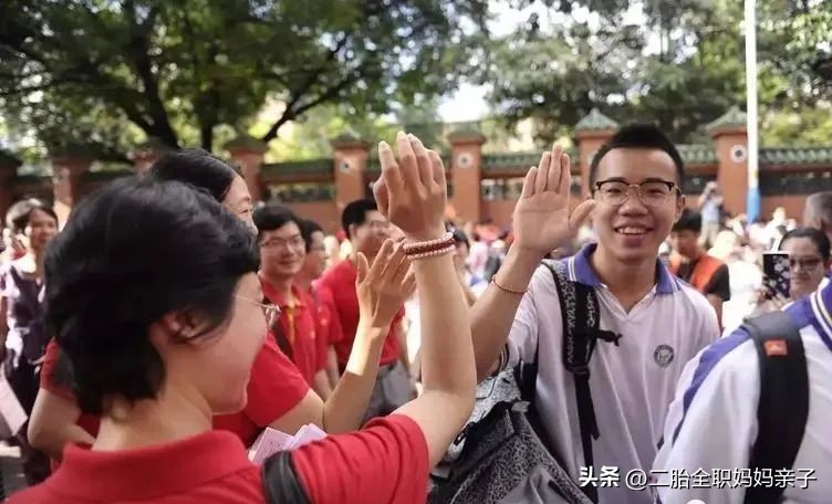 高考最美妈妈的儿子考了多少分,高考最美妈妈儿子考了多少分