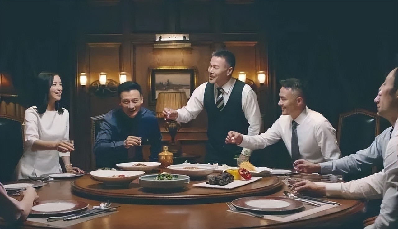 饭局上隔着桌子敬酒怎么回,饭桌上有人给你倒酒礼仪