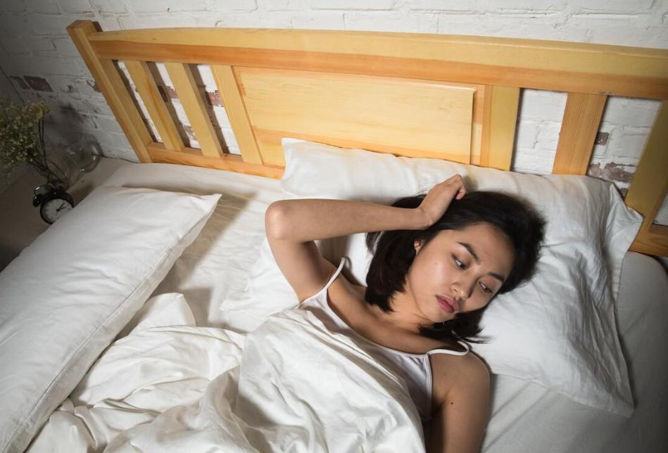 饿肚子睡觉和吃宵夜哪个危害大,睡前吃夜宵和饿肚子睡觉哪个健康