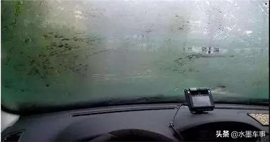 快速除车窗雾气的小妙招,车内玻璃除雾小妙招