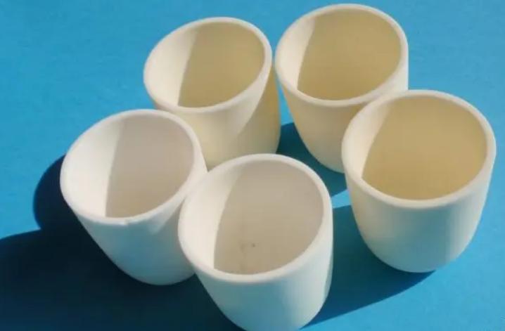 用坩埚熔化铁水,熔铁坩埚是什么材料制成的