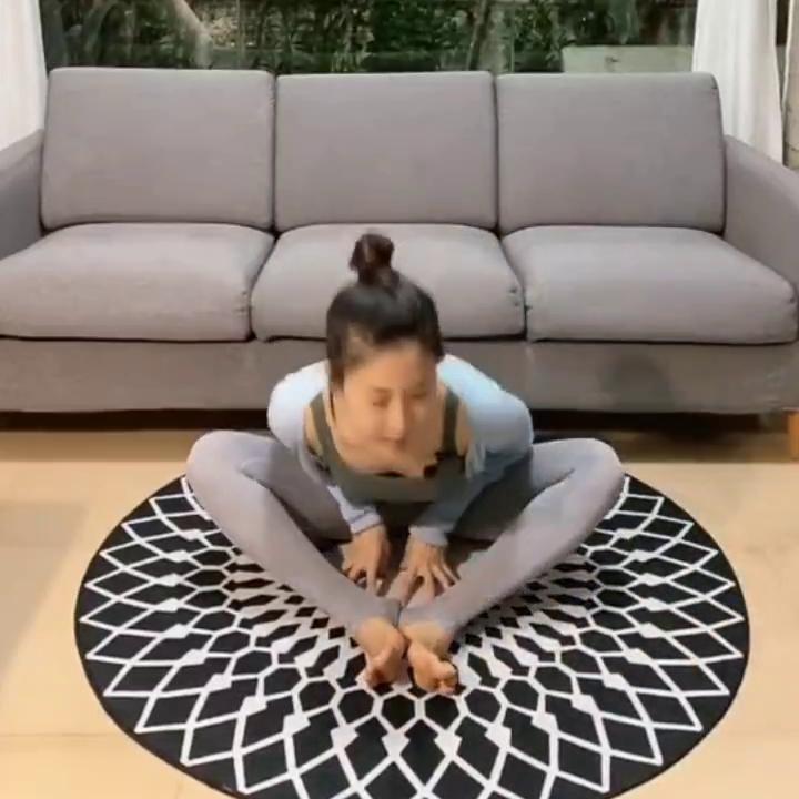 瑜伽老师教女同学快速练成一字马,零基础解锁瑜伽一字马要多久