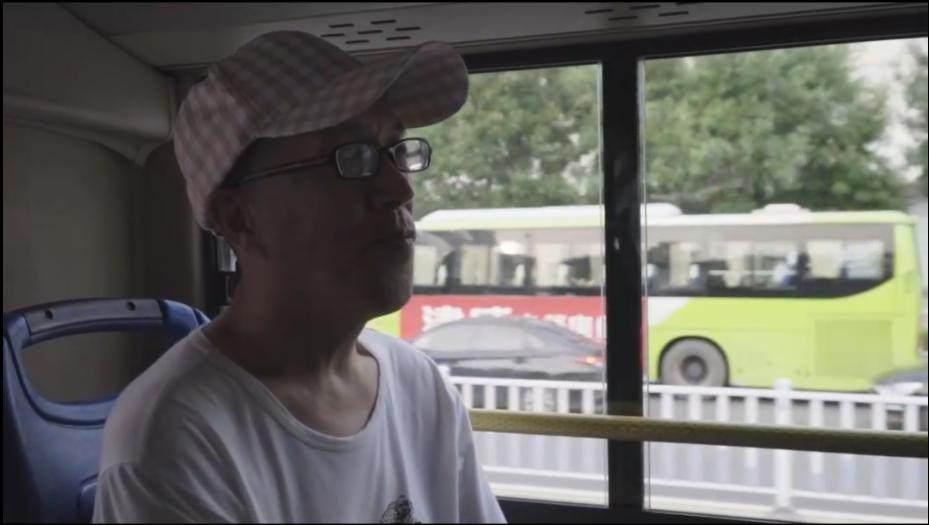 64岁老人北漂11年，掏马桶、摆地摊、做保洁，攒300万为儿买婚房