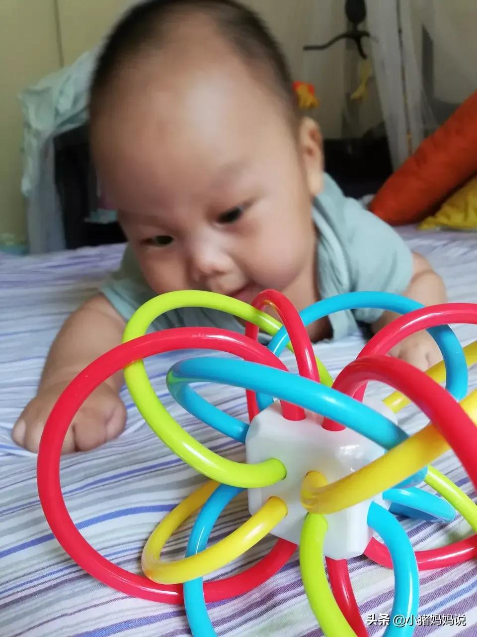 怎么锻炼8个月宝宝的精细动作,发育迟缓孩子精细运动训练玩具