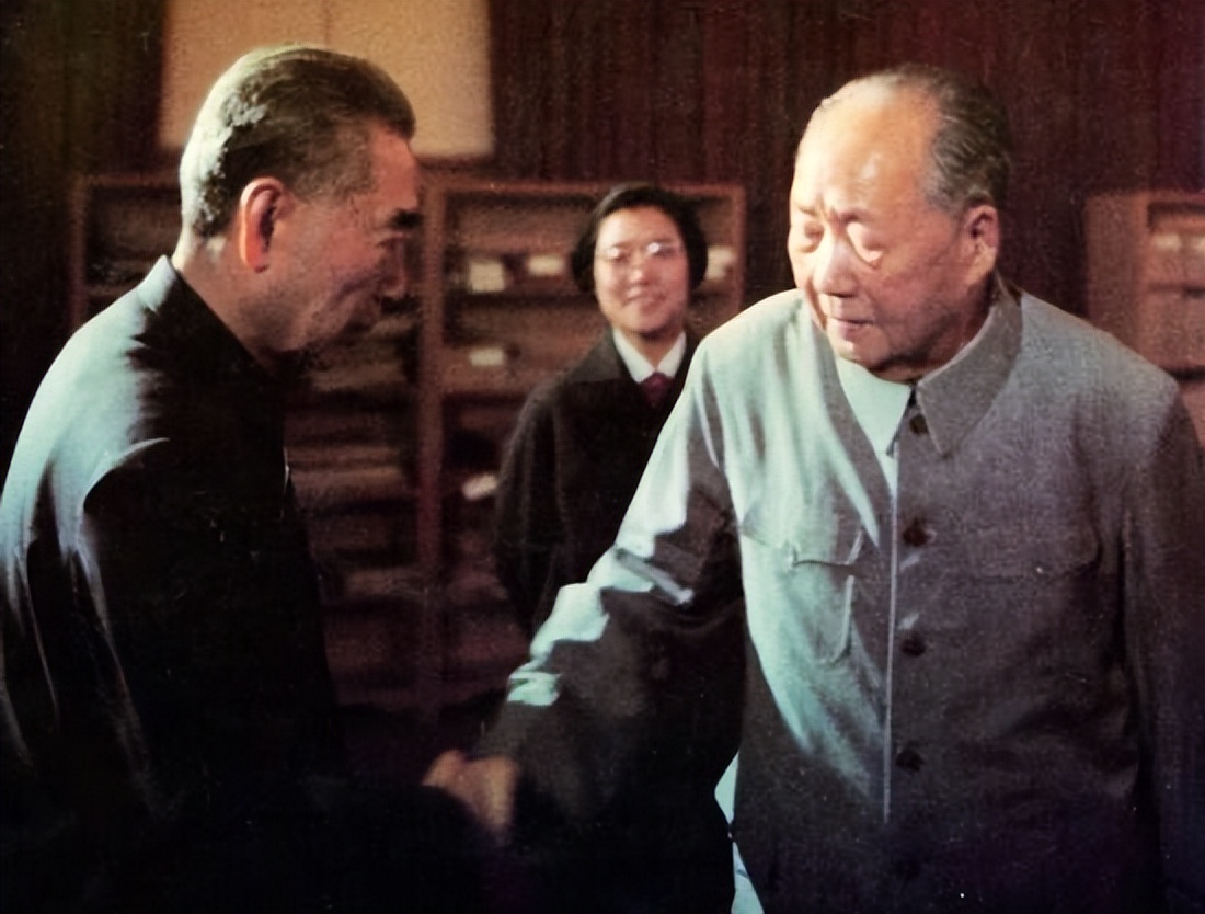 外交场合，有人突然喊“周恩来万岁”，周总理巧妙处理避免了麻烦