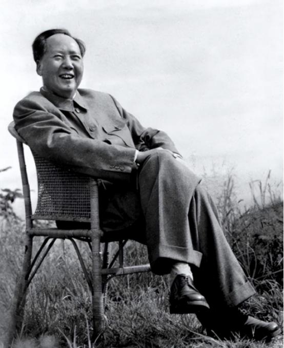 76年毛主席病逝，想起昔日恩情，*子珍贺**含泪对主席像说：请安息吧