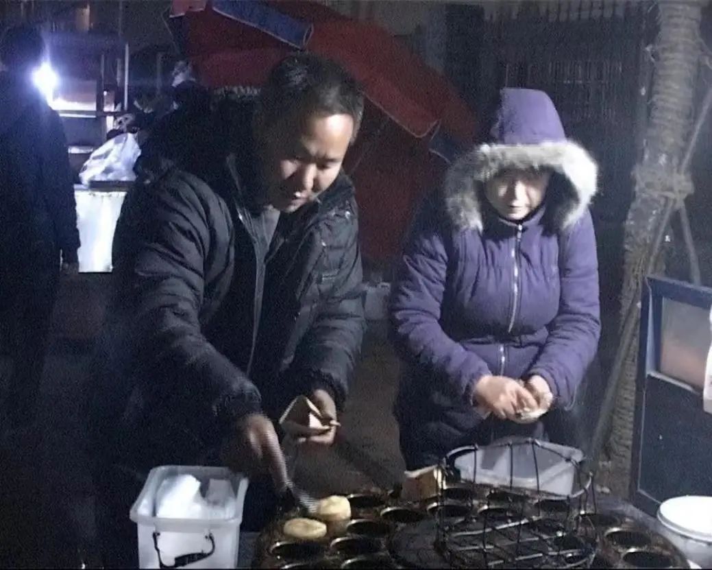 ​2014年湘潭大学女教授，向校门口卖红豆饼小贩告白：你是我的英雄