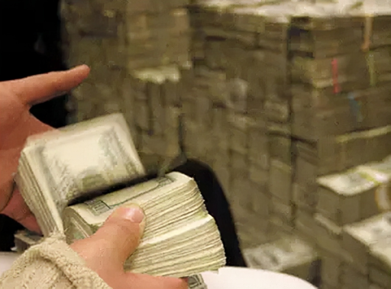 上海小伙成墨西哥毒枭，却未向中国贩毒，密室中成捆美钞垒成高台