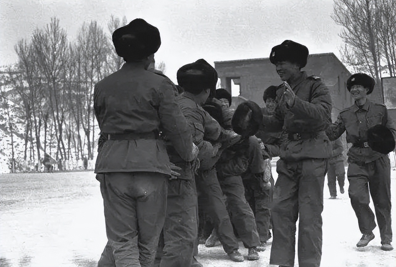 1970年,拉练时有战友掉下悬崖;有人偷偷烧坑失火烧死6匹骡马…