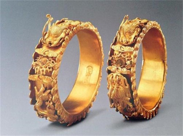 民工捡到3亿元的手镯,民工挖3亿金手镯完整版