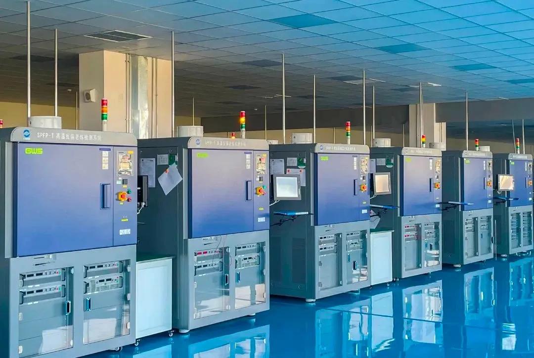 大飞机从天上飞过来,大飞机降落高速公路