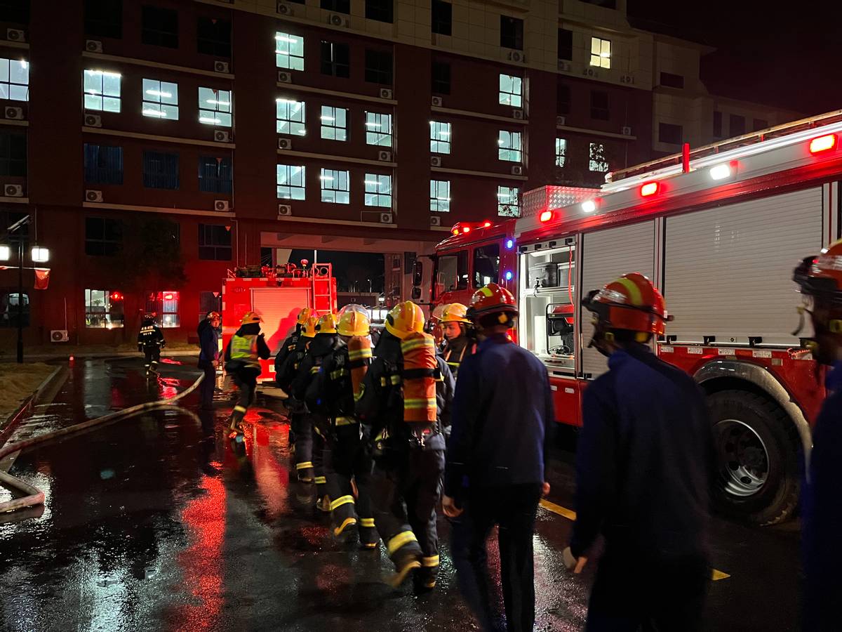 消防演练进学校携手共筑安全墙,郧阳中学消防演练