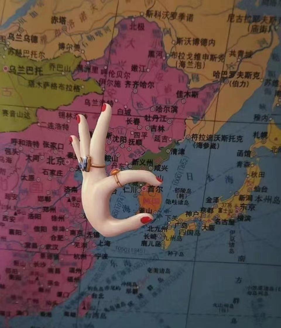 去韩国，中国人要挂块牌子被人围观取乐