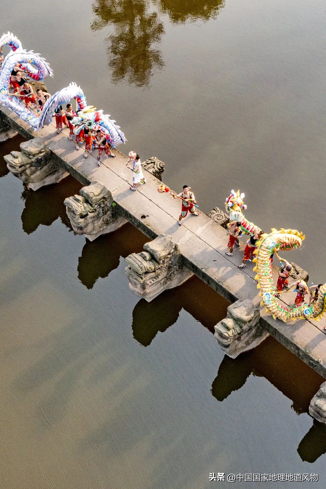 红高粱里的酒为什么是红的,红高粱里酒怎么是红的