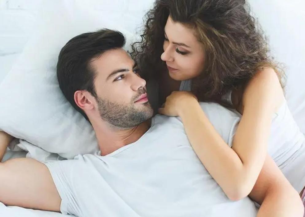 女性到了夜晚放屁多怎么回事,女性到了夜晚放屁多响怎么回事