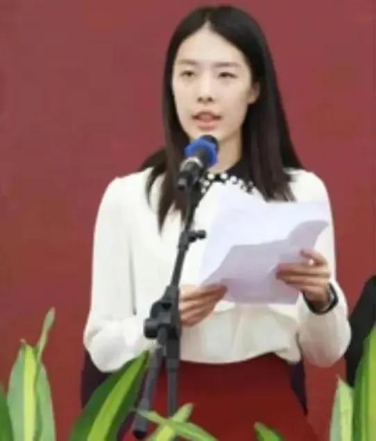 中石油胡总带情人成都街拍，免职被调查，情人更多成长史被扒出来