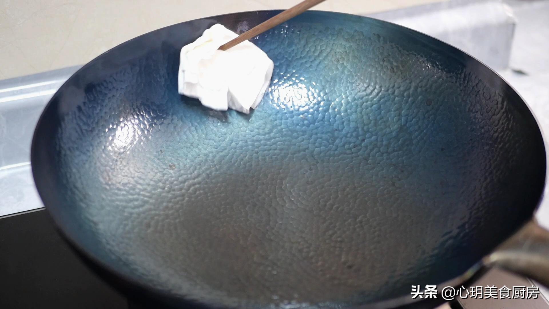 新铁锅别直接用,教你“开锅养锅”,不沾不锈寿命长,越用越顺手