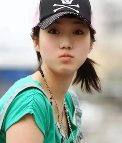 *筱雨张**：知名人体模特，曾超越刘亦菲，如今成为路人甲