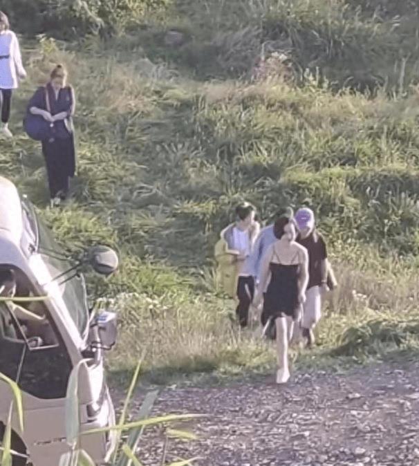 山中老女子勒出副乳，与亲戚男友再续初恋，怎搞的