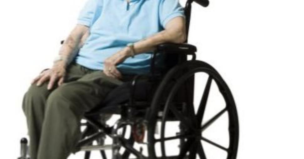 七旬的重庆老教师，在众人面前露出*体下**，引围观群众的不满和质疑