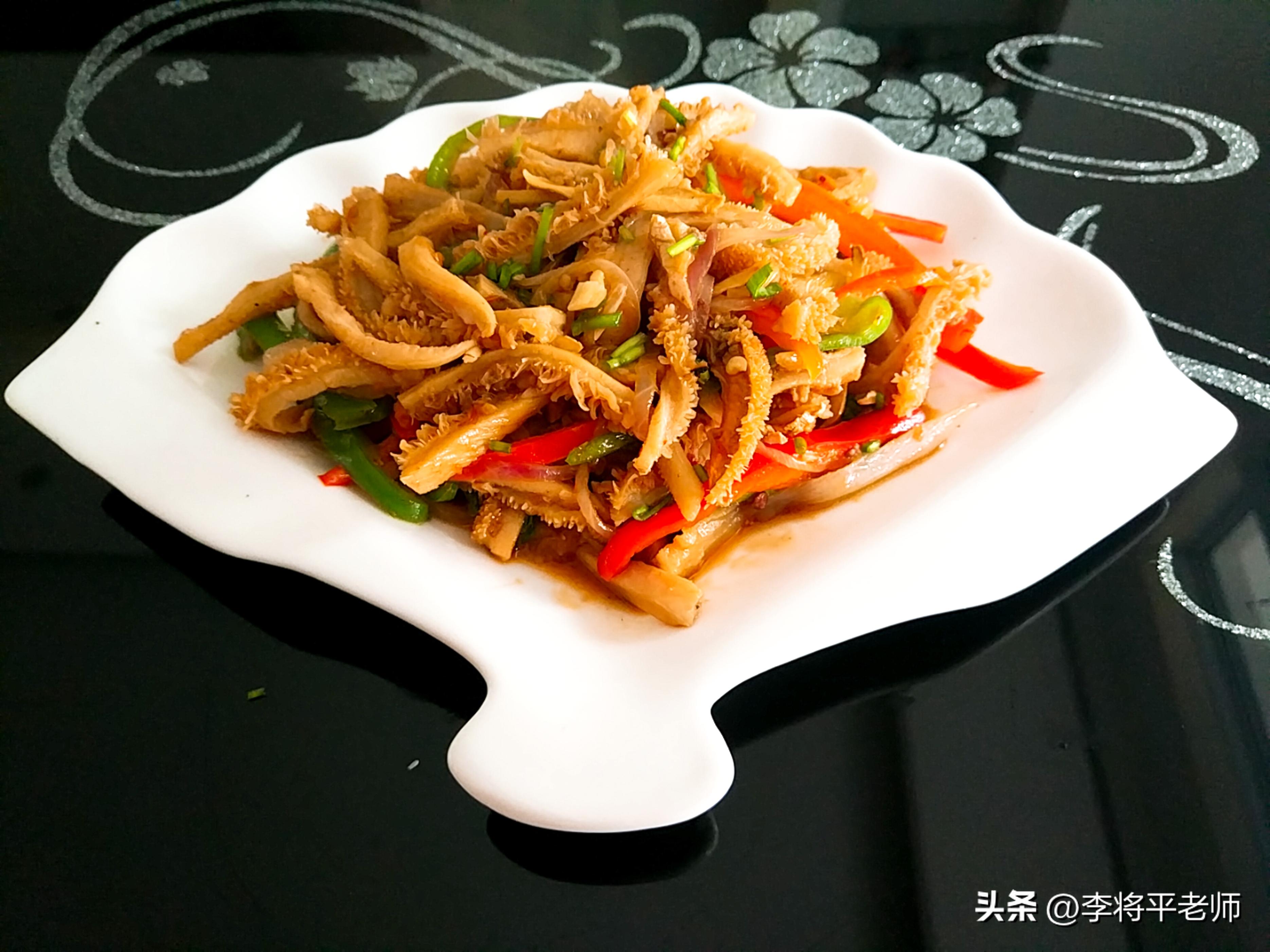 为什么外国人养牛在牛身上开个洞,现在的奶牛都在牛身上开洞吗