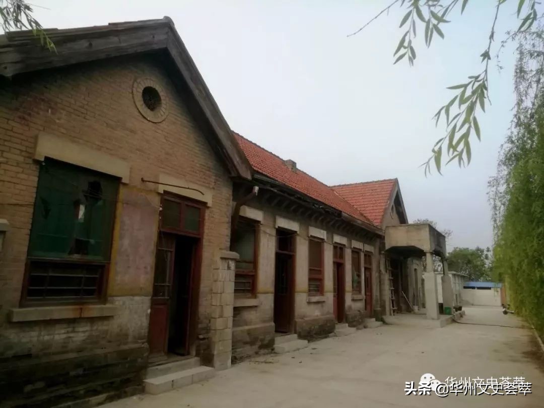 在华县两座火车站住了12年后，我们家搬到了西安