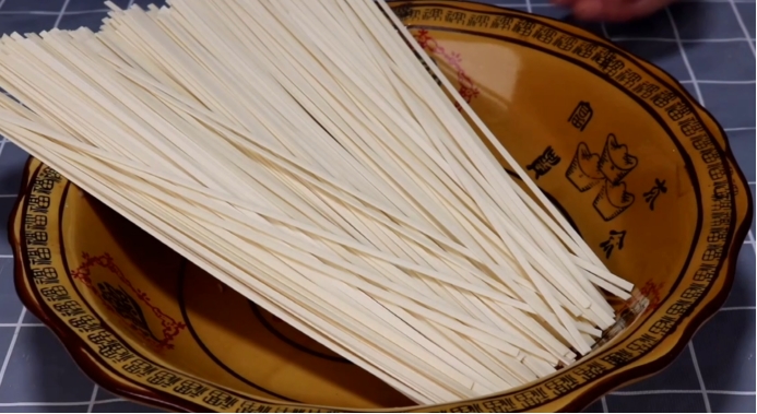 煮面条怎样不会白沫,面条怎么煮才能劲道爽滑