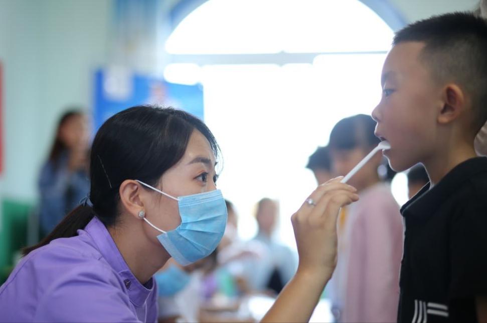 牙齿有了黑三角怎么办,牙齿间出现了黑三角怎么处理