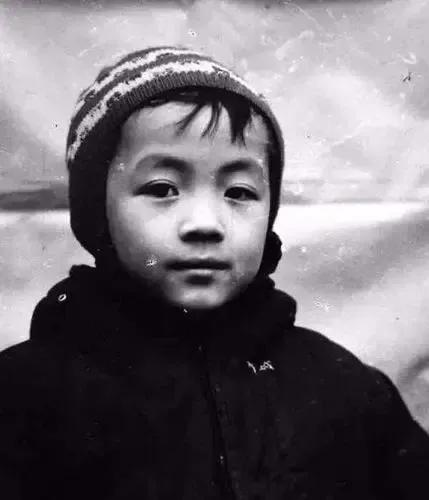 诗人顾城29年前砍死妻子后自杀，遗愿儿子别太像他，如今儿子怎样