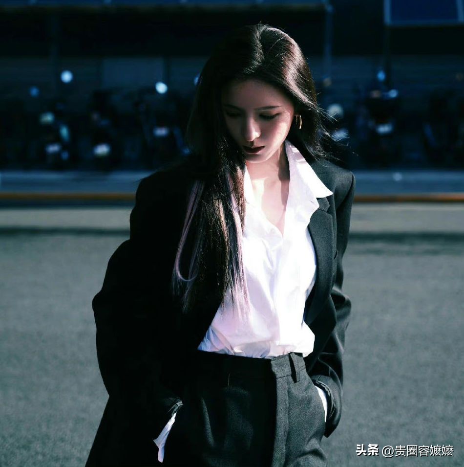 张予曦黑色包臀裙加西装,张予曦职业西装