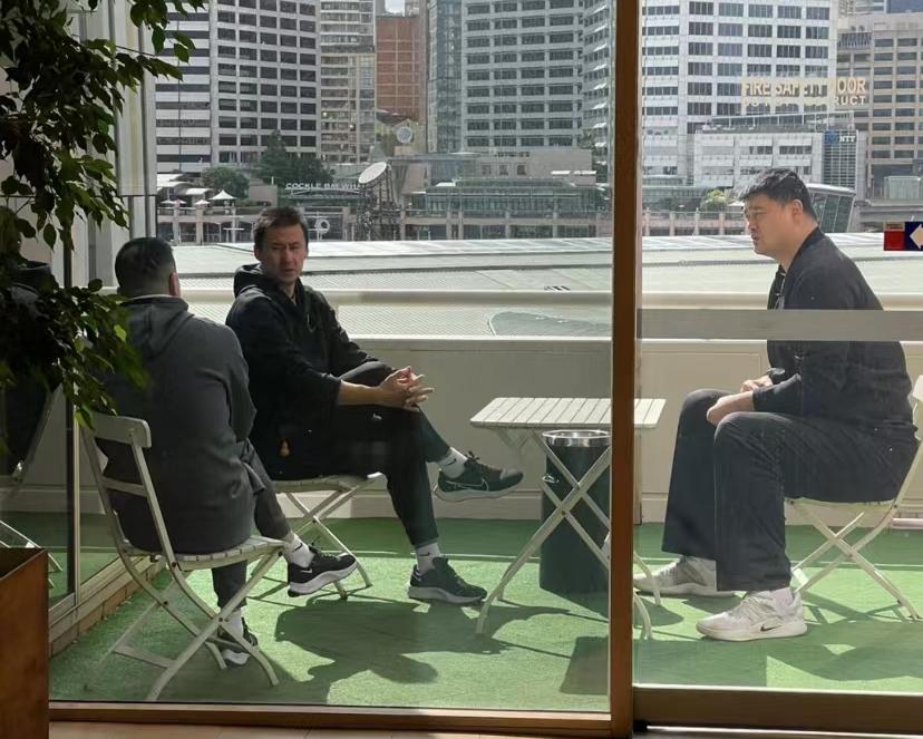 姚明现身澳洲酒店！拒绝签名被指脾气差，2米26坐小凳子显拘束