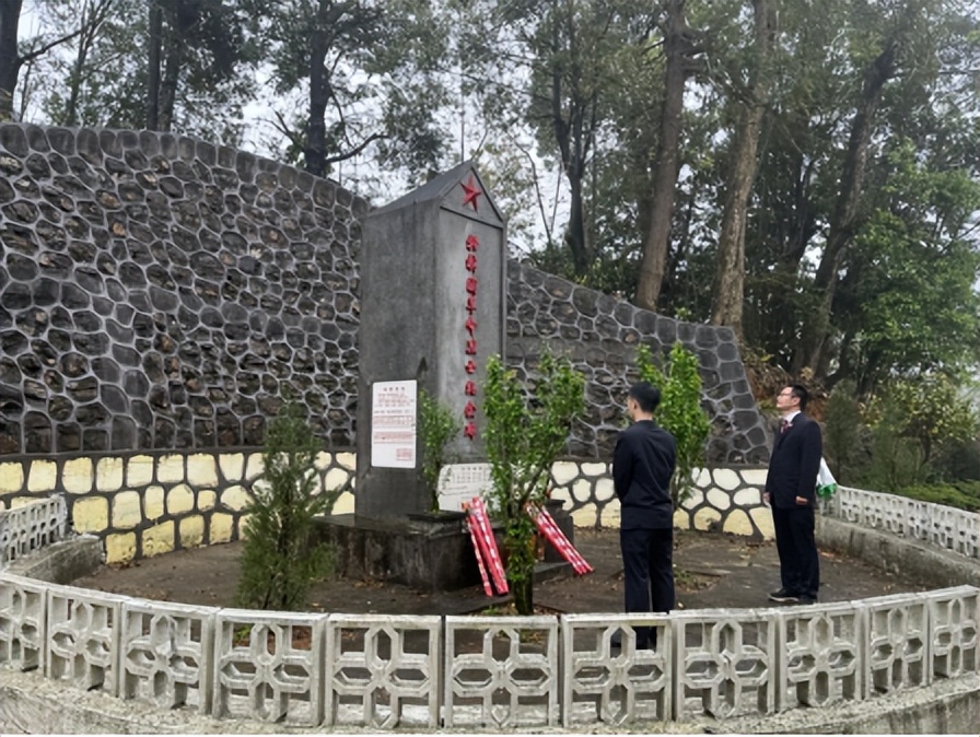 群众送鲜花缅怀英烈,鲜花祭英烈植树寄哀思