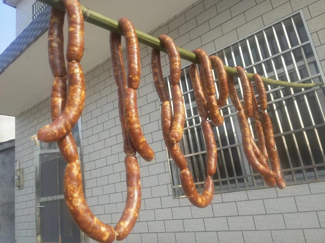 灌香肠怎么晾晒注意什么,灌香肠要晒到什么程度才是干了