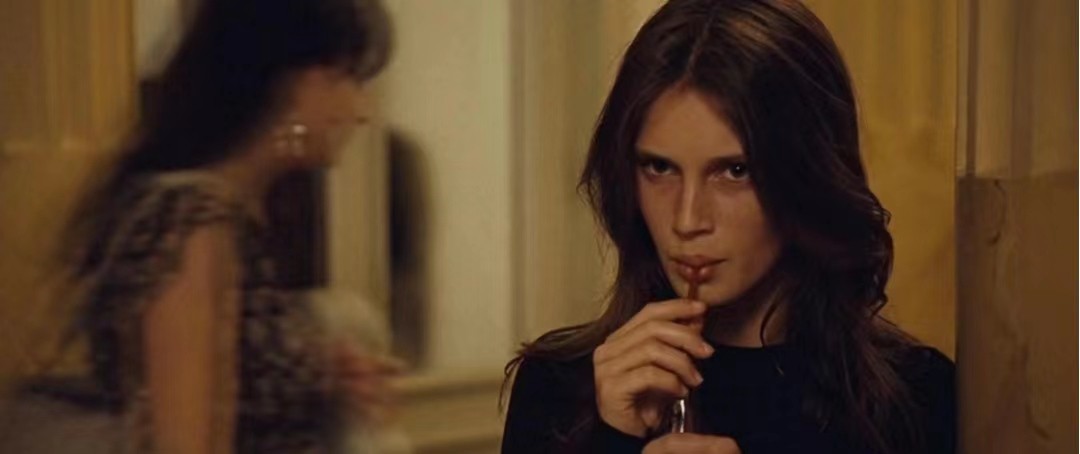 法国影片《花容月貌》以超现实的手法表达了什么？