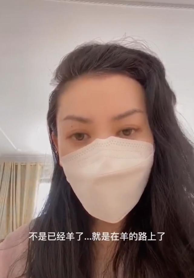 朱军妻子感染新冠，怕传染家人在家戴口罩，高烧39度嗓子发炎