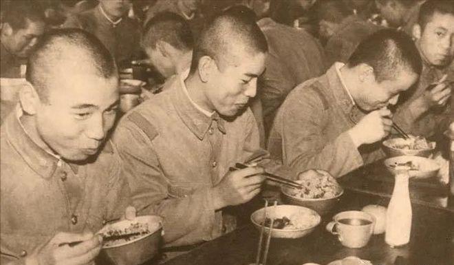 抗战日军单兵作战真实纪录片,真实记录日寇抓了两个娃娃兵