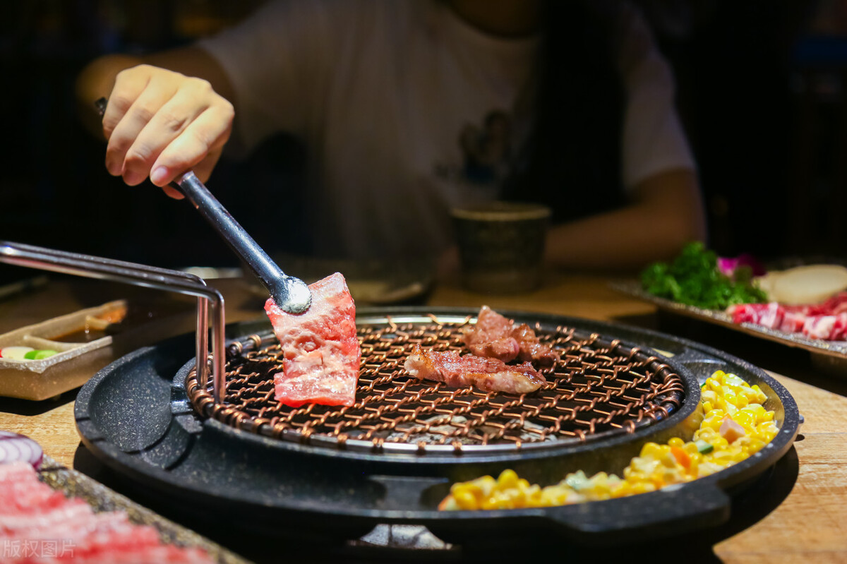 给入境我国的韩国人员戴白牌，对等反制你支持吗？