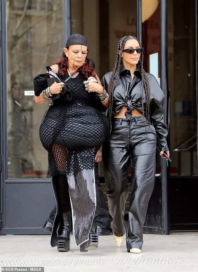 他被称时尚圈暗黑之王！神作爆红15年，侃爷以收藏他的桌子为傲？