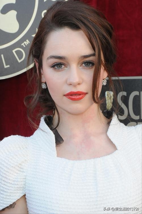EmiliaClarke：魅力女演员的时尚风采与独特魅力！
