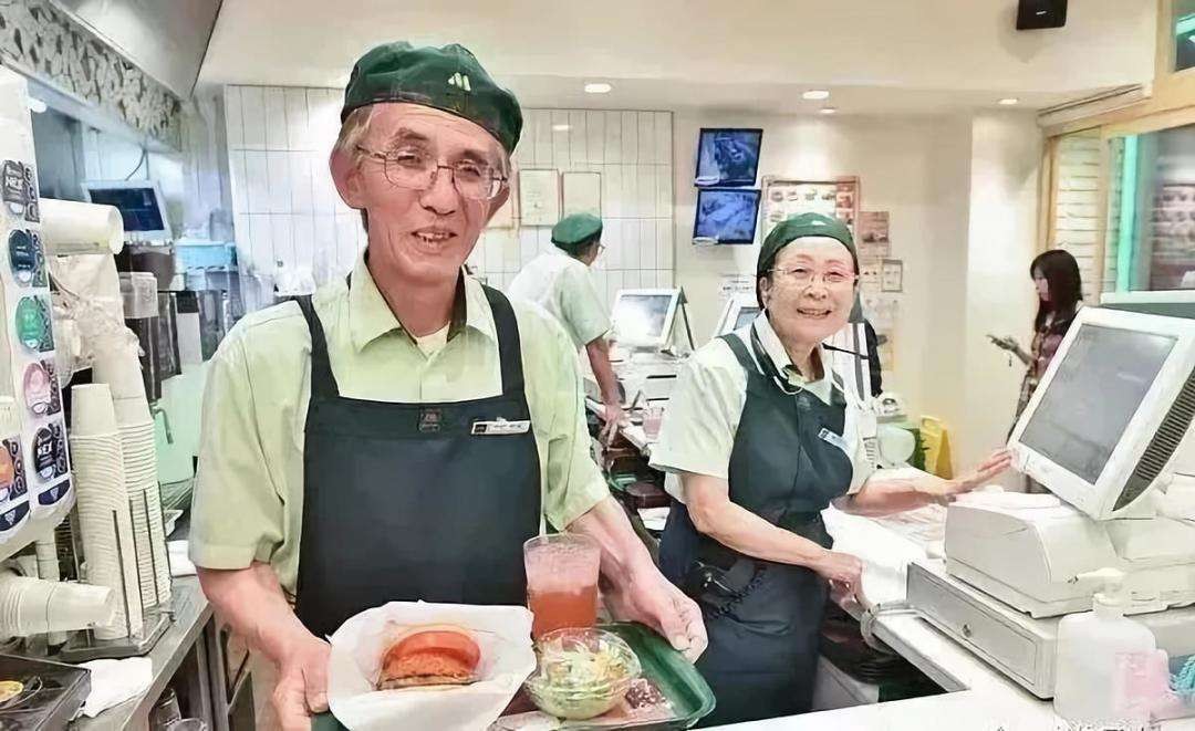 外国游客来到中国之后疑惑，为什么中国老人不用上班？