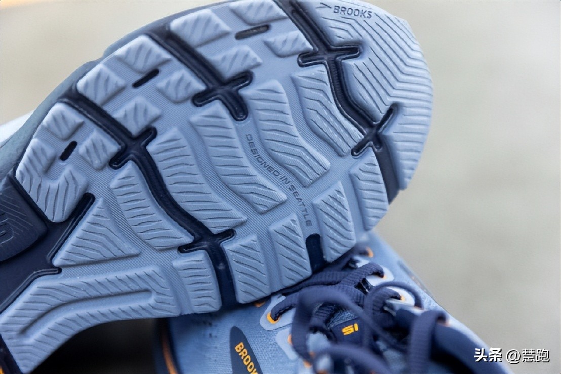 灵动飘逸的脚感你体验过吗？这双跑鞋可以给你答案